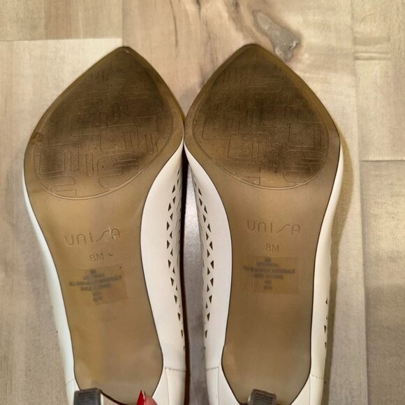 White high heels with laser cut design - Picture 3 of 4